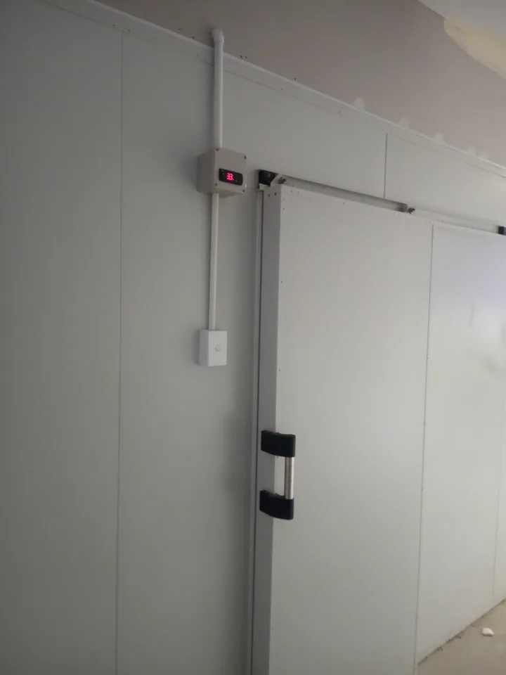 Cold room sliding door with a temperature controller