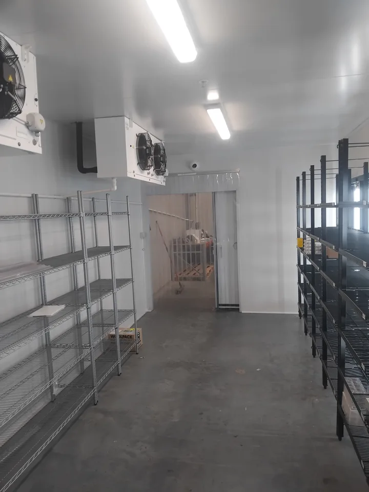 Completed nine-glass-door dual-temperature refrigeration display installation